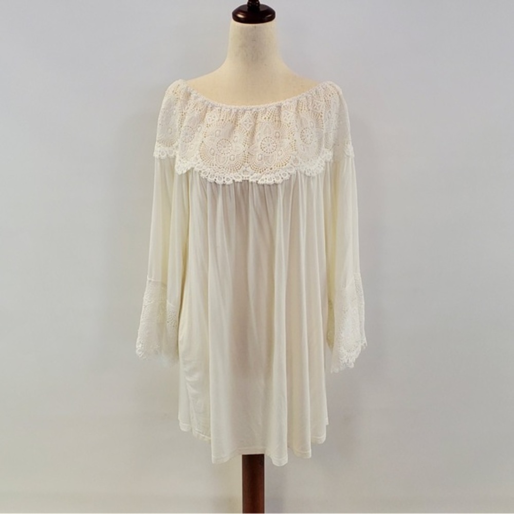 Vici White Lace Tunic Size Small